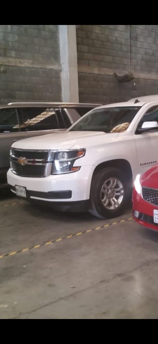 Suburban blanca en garage - traslados privados Monterrey