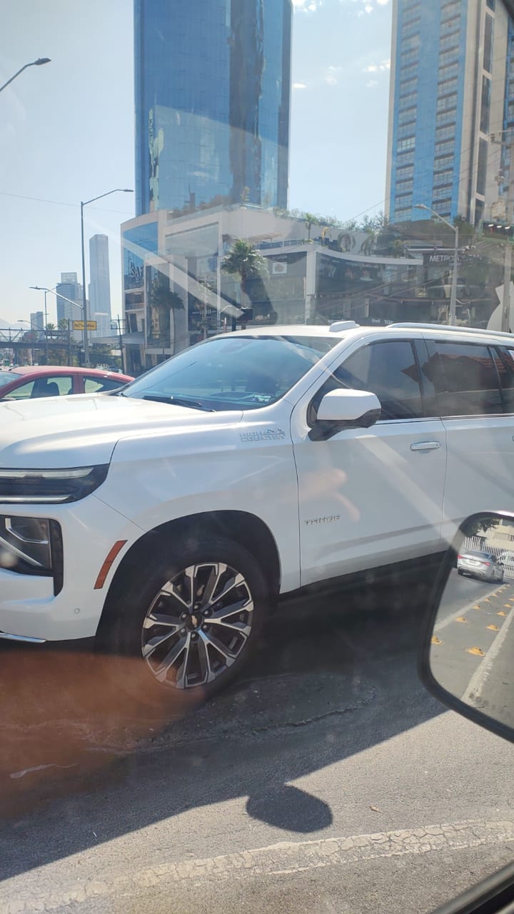 Chevrolet Tahoe blanco High Country en ciudad